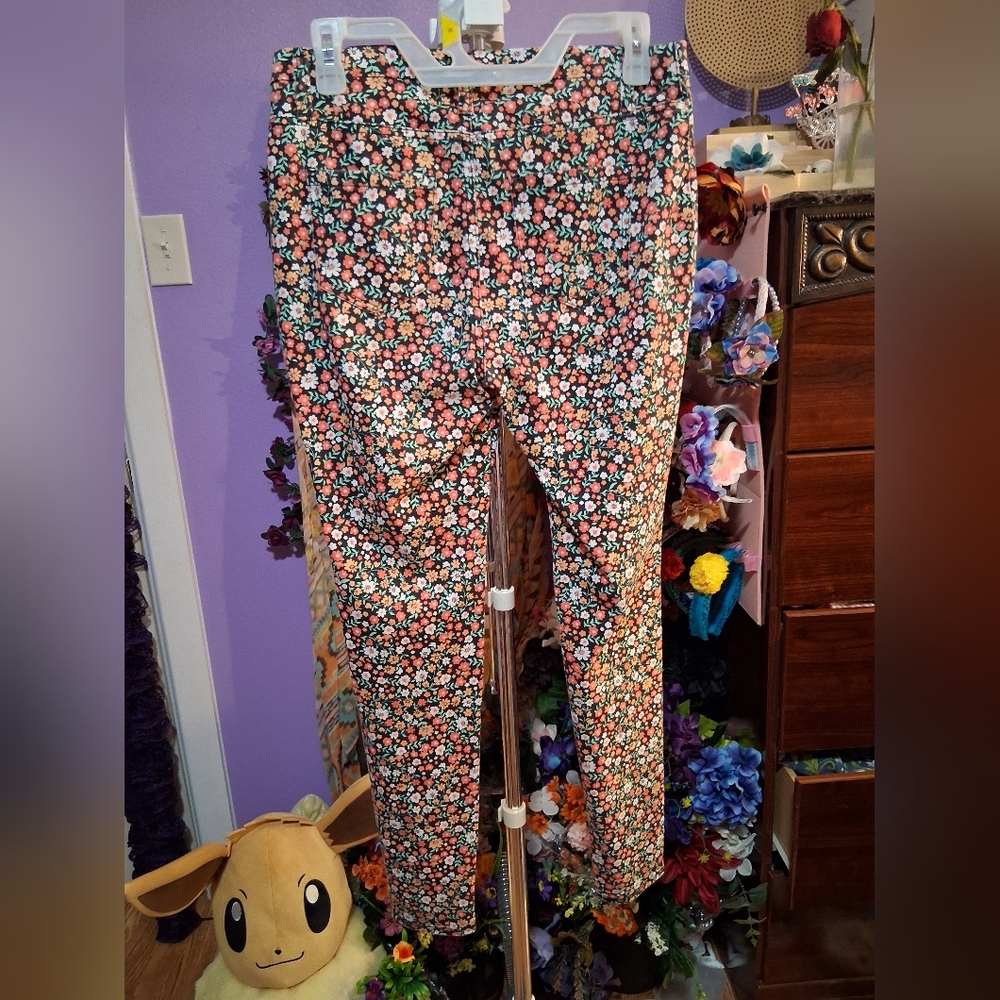 Floral Patterned Pants - Picture 3 of 4